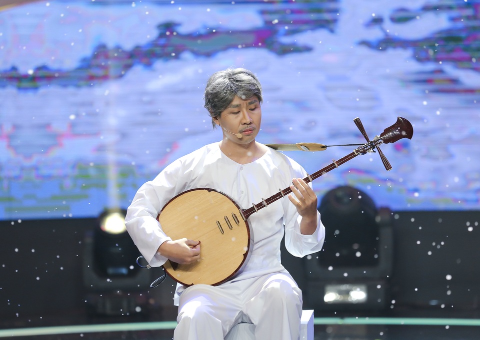 Siu Black giúp Nguyên Khang hoá thân thành "lão ông chơi đàn nguyệt" - 1 “Dạ cổ hoài lang” là một tác phẩm rất nổi tiếng nên dễ chạm vào trái tim người xem nhưng cũng gây ra không ít khó khăn với người muốn thể hiện nó.