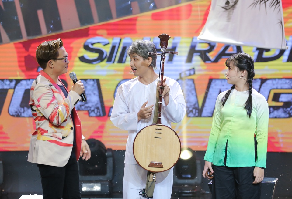 Siu Black giúp Nguyên Khang hoá thân thành "lão ông chơi đàn nguyệt" - 2 Nguyên Khang đã rất nỗ lực để hoàn thành phần biểu diễn của mình trong buổi ghi hình.