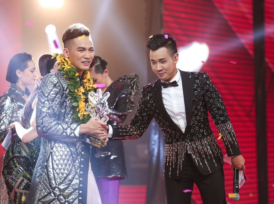 MC Nguyên Khang biết trước kết quả Giọng hát Việt 2017? - 4 Nguyên Khang chúc mừng Hoàng Dương trong giây phút đăng quang Quán quân.
