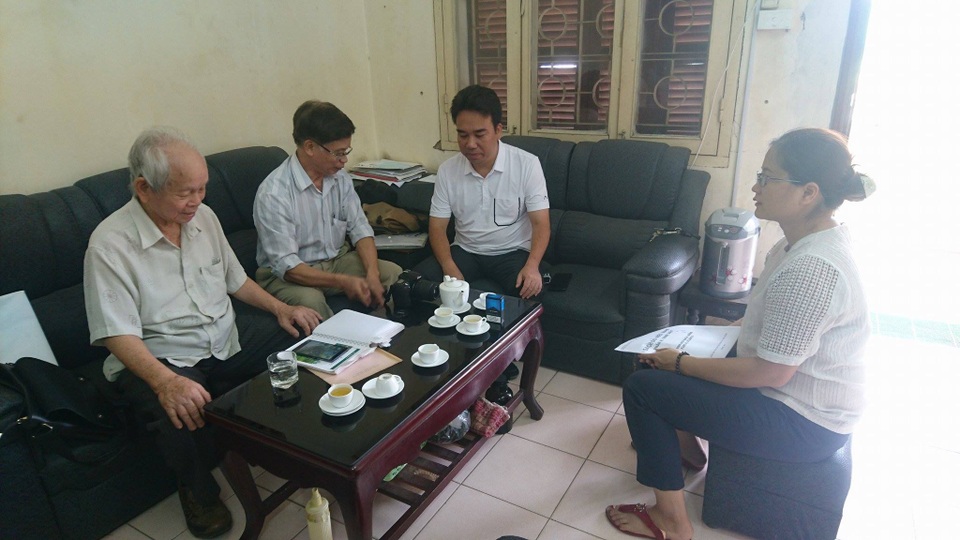 Ông Nguyễn Khánh Xuân (bìa trái) làm việc với lãnh đạo Công ty TNHH MTV Đầu tư và Phát triển Nông nghiệp Hà Nội.