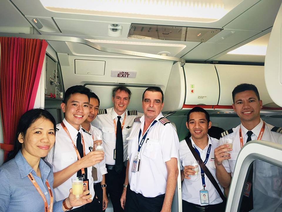 Chia sẻ của cơ trưởng 9x điển trai về "bay trễ giờ" hút dân mạng - 1 Cơ trưởng Nguyễn Quang Đạt và các đồng sự.