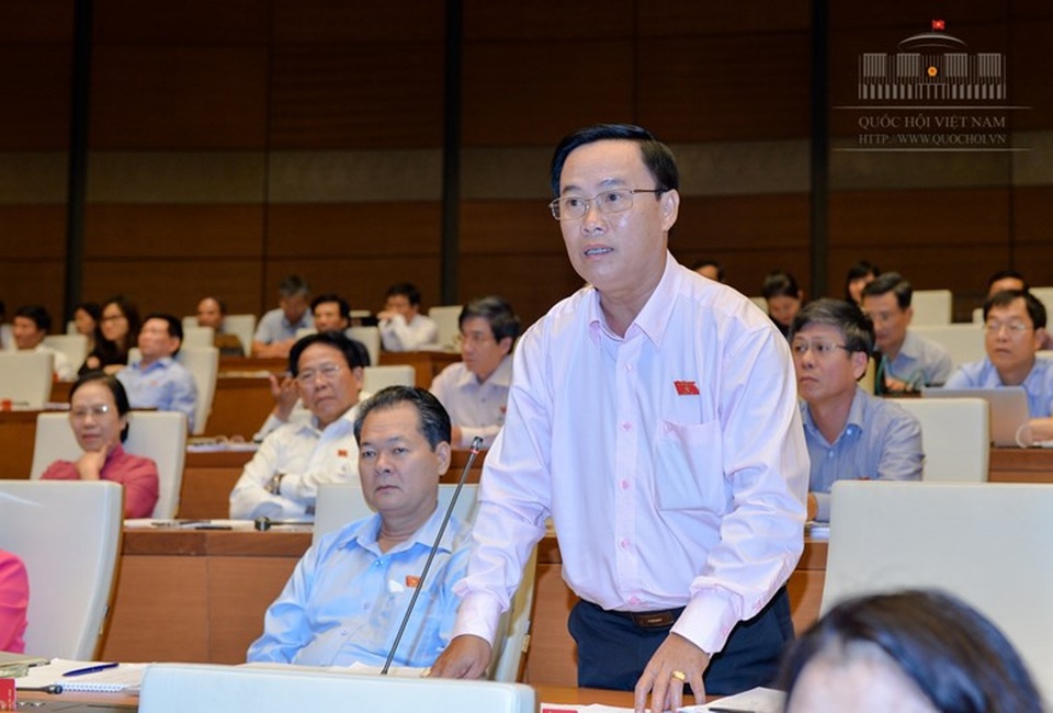 Cử nhân phải đốt bằng, công chức yếu kém vẫn "yên vị" lĩnh lương! - 1 Đại biểu Nguyễn Quốc Hận phát biểu trước Quốc hội.