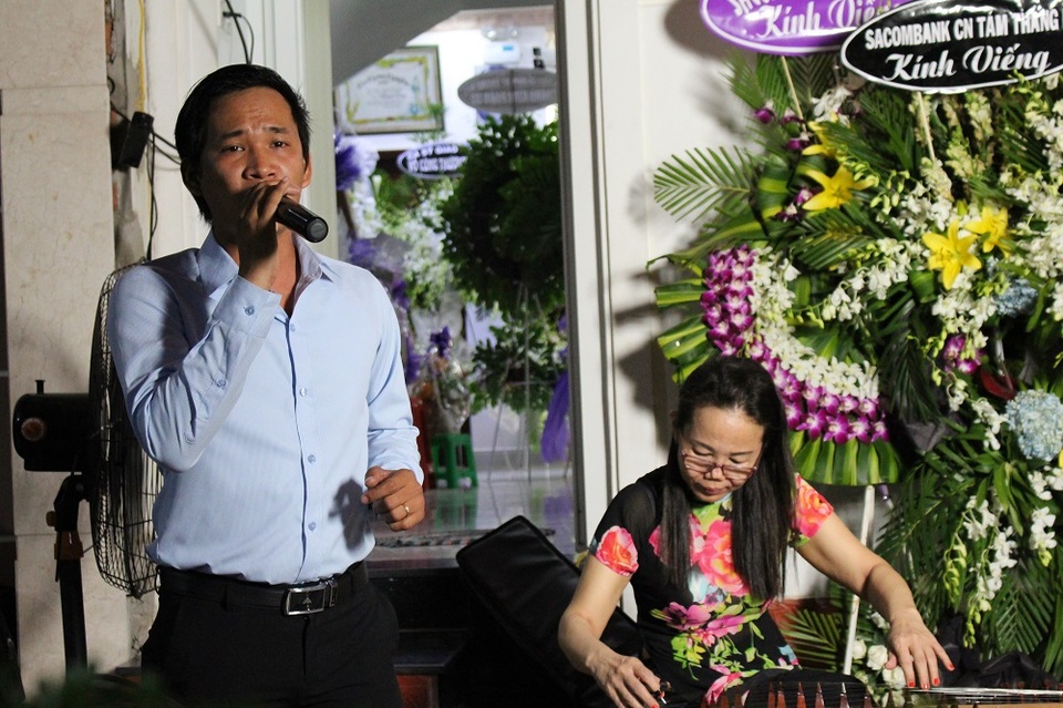 Chuông vàng vọng cổ 2015-Nguyễn Thanh Toàn cũng đến chia buồn cùng gia đình nghệ sĩ Thanh Sang.