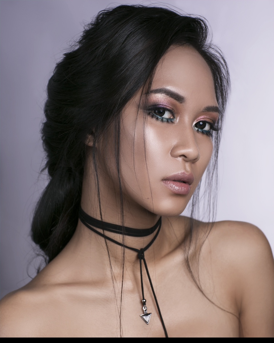 Sinh ra trong gia đình có bố mẹ làm trong quân đội, từ nhỏ cô đã được rèn luyện về tính tự lập và ý thức quý trọng sức lao động của mình. Dù hiện nay tạm sinh sống và học tập ở nước ngoài nhưng lúc nào cô cũng mong mỏi được trở về làm việc tại Việt Nam.