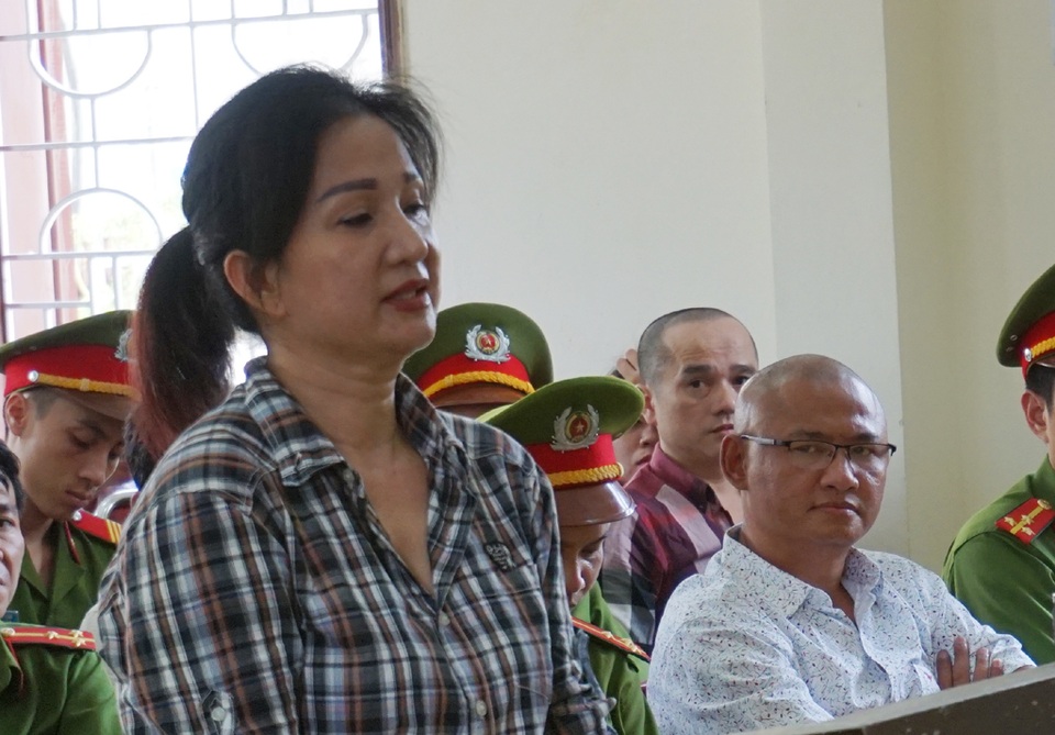 Kết cục mối tình “già nhân ngãi, non vợ chồng” của trùm ma túy Tuấn Lay - 3
Trùm ma tuý than vì yêu lầm nên dù là người đàn bà đã đến với mình trong những ngày đang thụ án nhưng Tuấn Lay vẫn kiên quyết vạch mặt Nguyễn Thị Hương là người chủ mưu các thương vụ mua bán trái phép chất ma túy