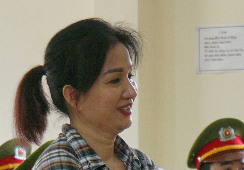 Kết cục mối tình “già nhân ngãi, non vợ chồng” của trùm ma túy Tuấn Lay - 2
Nguyễn Thị Hương nở nụ cười khi nghe lời tố tội từ người tình