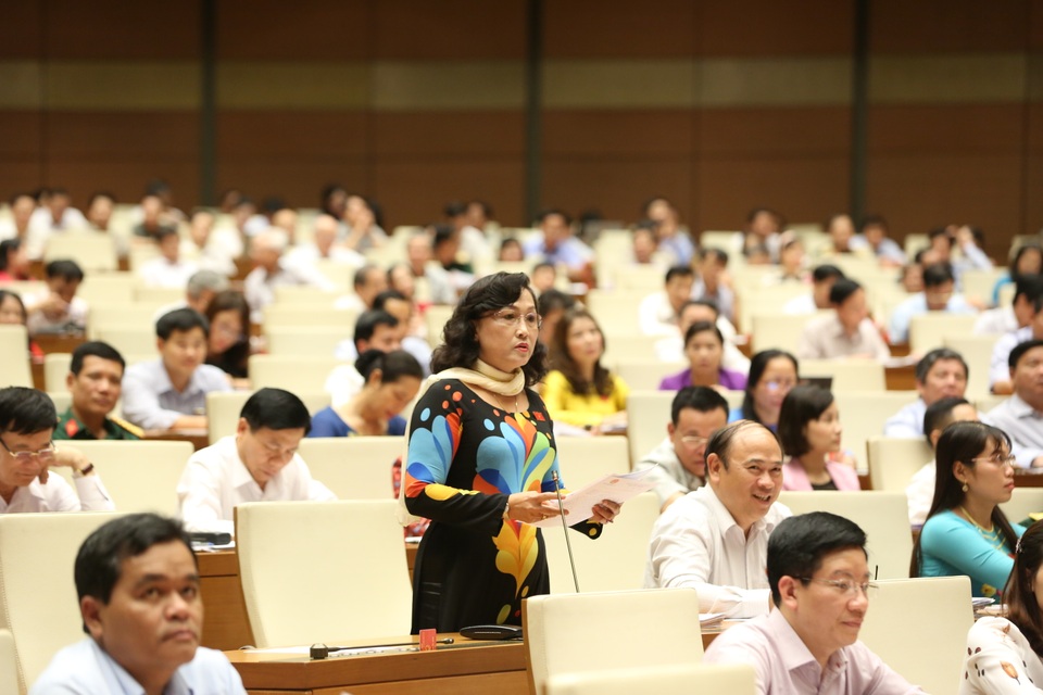 
Đại biểu Kim Bé là người đầu tiên đặt câu hỏi chất vấn Phó Thủ tướng.
