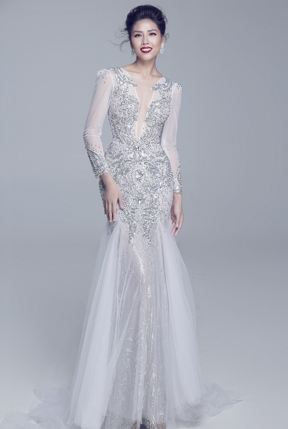 Nhưng do tham dự Hoa hậu Hoàn vũ diễn ra tại Mỹ cùng thời điểm, Á hậu Nguyễn Thị Loan không thể có mặt trong đêm chung kết Hoa hậu Quốc tế 2017. Tuy vậy, cô luôn dành thời gian để theo dõi các hoạt động của đàn em trong suốt chặng hành trình vừa qua. Hiện tại, Nguyễn Thị Loan cùng gần 100 đại diện quốc gia đã chính thức bước vào những phần tranh tài ở cuộc thi Miss Universe - Hoa hậu Hoàn vũ 2017. Với vẻ đẹp Á đông dịu dàng, thanh lịch nhưng vẫn đầy gợi cảm, hình ảnh của cô đã được lựa chọn và đăng tải trên Instagram Stories chính thức của trang Miss Universe.