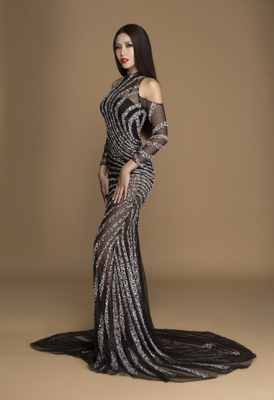 Lên đường sang Mỹ, Nguyễn Thị Loan cũng đã nhận được sự giúp đỡ nhiệt tình của nhiều nhà thiết kế tài năng. Với những bộ cánh dạ hội lộng lẫy, bắt mắt, Nguyễn Thị Loan tự tin khoe vóc dáng cùng thần thái rạng rỡ. Chiếc váy dạ dội đuôi cá màu đen xuyên thấu lại mang đến cho Nguyễn Thị Loan một hình ảnh vô cùng ấn tượng: sang chảnh, táo bạo và rất chuẩn “Miss Universe”.