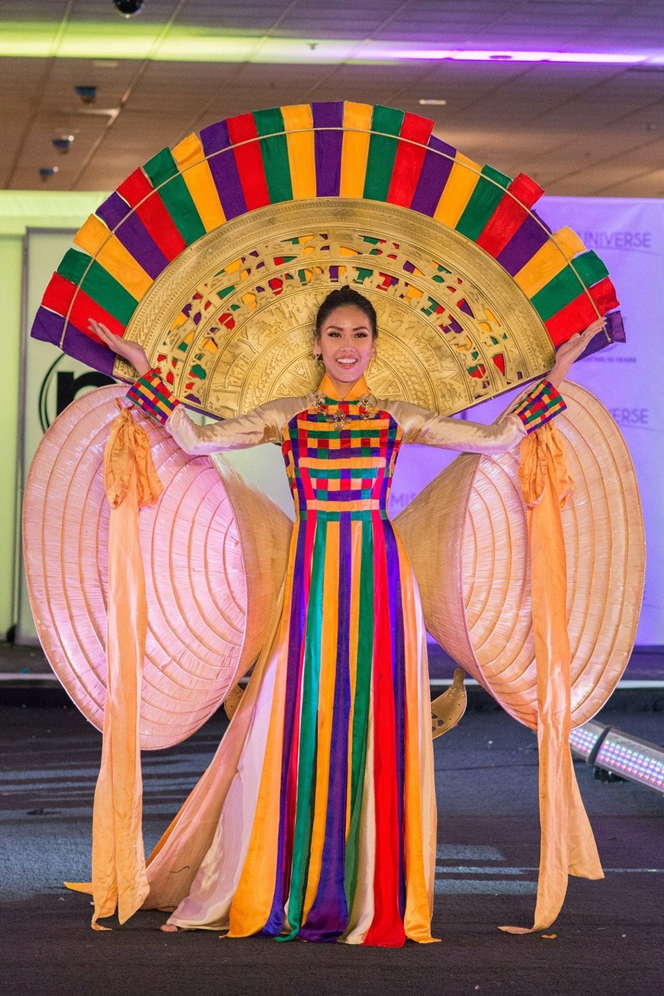 Trong phần thi National Costume - Trình diễn trang phục dân tộc cũng đã chính thức diễn ra. Nguyễn Thị Loan trong thiết kế “Hồn Việt” kết hợp áo dài truyền thống với nón lá, trống đồng đã nhận được nhiều tràng pháo tay nồng nhiệt khi xuất hiện trên sân khấu.
