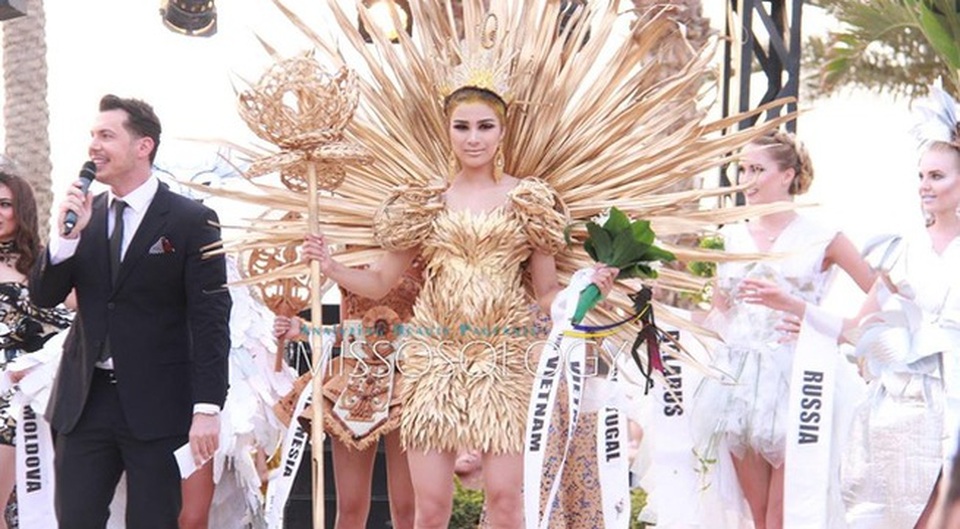 Người đẹp Nguyễn Thị Thành đoạt giải Á hậu 2 sau tuyên bố giải nghệ - 2 Cận cảnh bộ trang phục của Nguyễn Thị Thành giúp cô đoạt giải Á hậu 2 của phần thi Trang phục tái chế. Ảnh: Missosology.