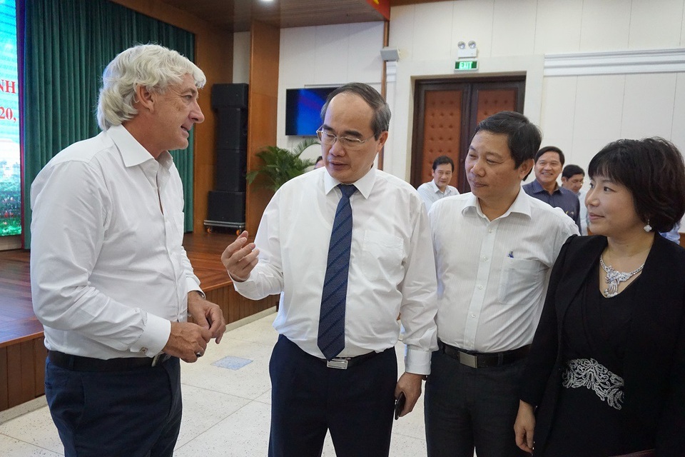 Cơ chế đặc thù và đô thị thông minh giúp TPHCM "chạy" nhanh hơn - 1 Bí thư Thành ủy TPHCM Nguyễn Thiện Nhân trao đổi với các chuyên gia bên lề hội nghị