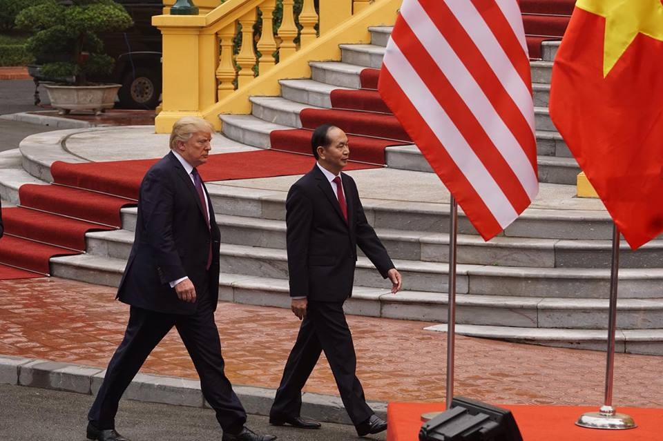 Tổng thống Trump: Việc làm bạn với nhà lãnh đạo Triều Tiên có thể xảy ra - 7
Hai nguyên thủ Việt Nam - Mỹ tiền tới khu vực họp báo (Ảnh: Hữu Nghị)