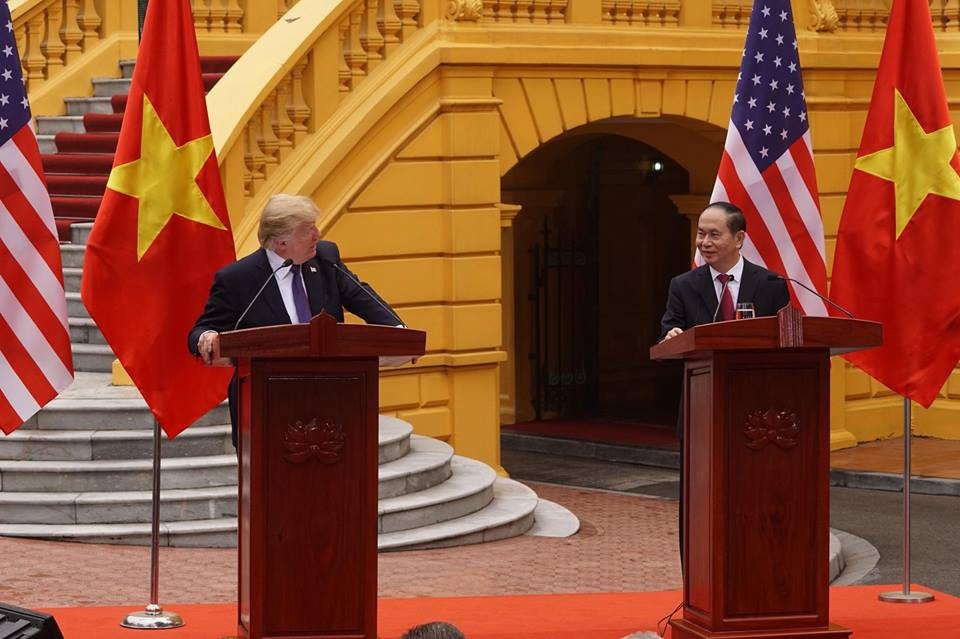 Tổng thống Trump: Việc làm bạn với nhà lãnh đạo Triều Tiên có thể xảy ra - 3
Chủ tịch nước Việt Nam, Tổng thống Mỹ thông báo về nhiều quan điểm, thoả thuận chung đạt được trong chuyến thăm (Ảnh: Hữu Nghị).