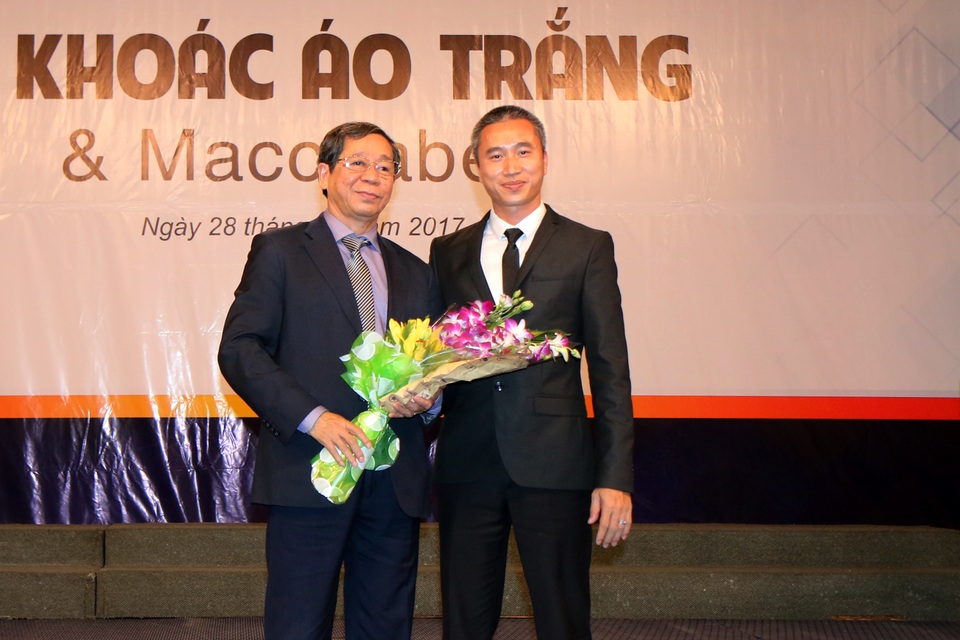 Khoa Y, ĐH Tân Tạo: Trao cơ hội hành nghề Y tại Mỹ - 4 Nguyên Thứ trưởng Bộ Y tế Nguyễn Bá Thủy (bên trái) tại Lễ khoác Áo trắng của khoa Y, TTU ngày 28/3/2017.