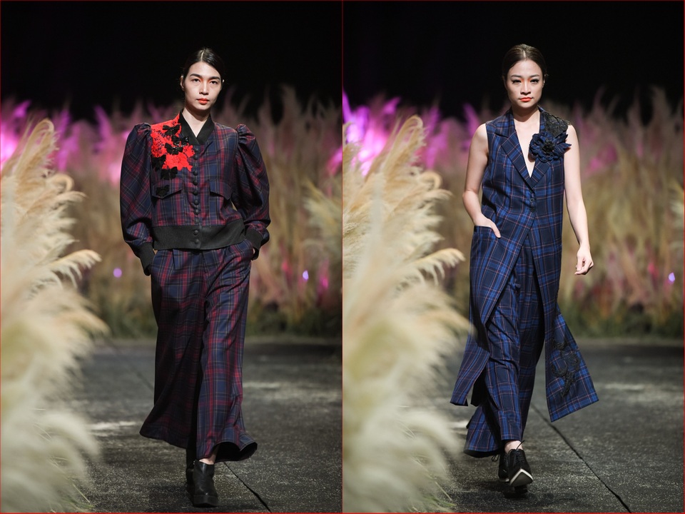 Caro và sọc từ trước đến nay đã bị “đóng đinh” là dành cho những bộ veston, chỉn chu, nghiêm túc nhưng lần này NTK đã viết lại bản nhạc mới giai điệu mới cho chất liệu này. Nhìn bộ trang phục của Thúy Nguyễn, chúng ta có thể thấy một nước Anh rất phương Đông trong BST này.