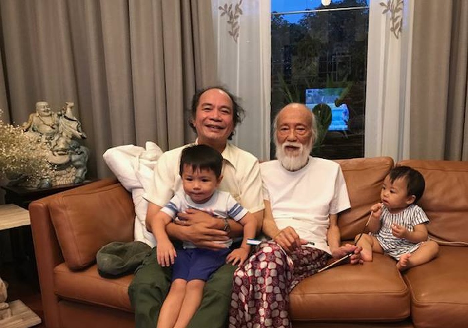 Điều chưa biết về thầy Văn Như Cương qua lời kể của nhạc sỹ Nguyễn Trọng Tạo - 1 Nhạc sỹ Nguyễn Trọng Tạo và thầy giáo Văn Như Cương cùng các cháu ngoại của ông.