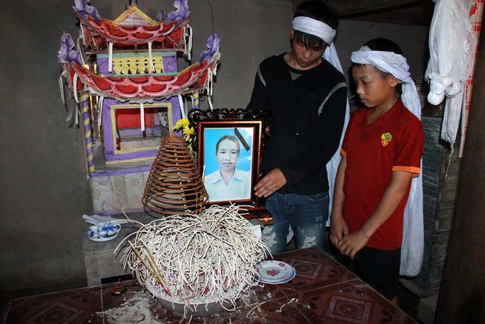 Quặn thắt trước cảnh 3 anh em mồ côi cả cha lẫn mẹ lần lượt phải bỏ học - 1 Sau nhiều năm sống cảnh mồ côi cha, anh em Nhân lại vừa mất đi người mẹ thân thương của mình.