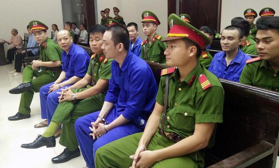 Tử tù trốn trại Nguyễn Văn Tình cười tươi khi hầu tòa - 1 Nguyễn Văn Tình cùng các đồng phạm tại phiên xử phúc thẩm sáng 10/10.