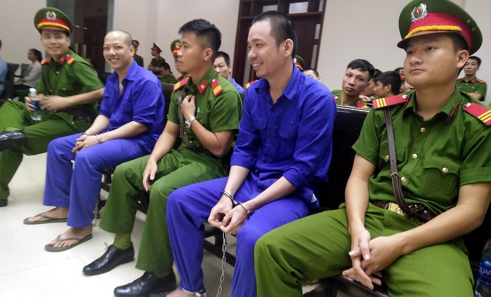 Tử tù trốn trại Nguyễn Văn Tình cười tươi khi hầu tòa - 2 Nguyễn Văn Tình cùng 1 đồng phạm cười tươi trước khi phiên xử diễn ra.