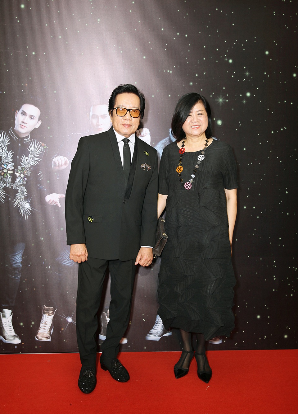 Phi Thanh Vân lộ diện 3 vòng to bất thường sau khi “nâng cấp” - 11 Vợ chồng nam ca sĩ Elvis Phương
