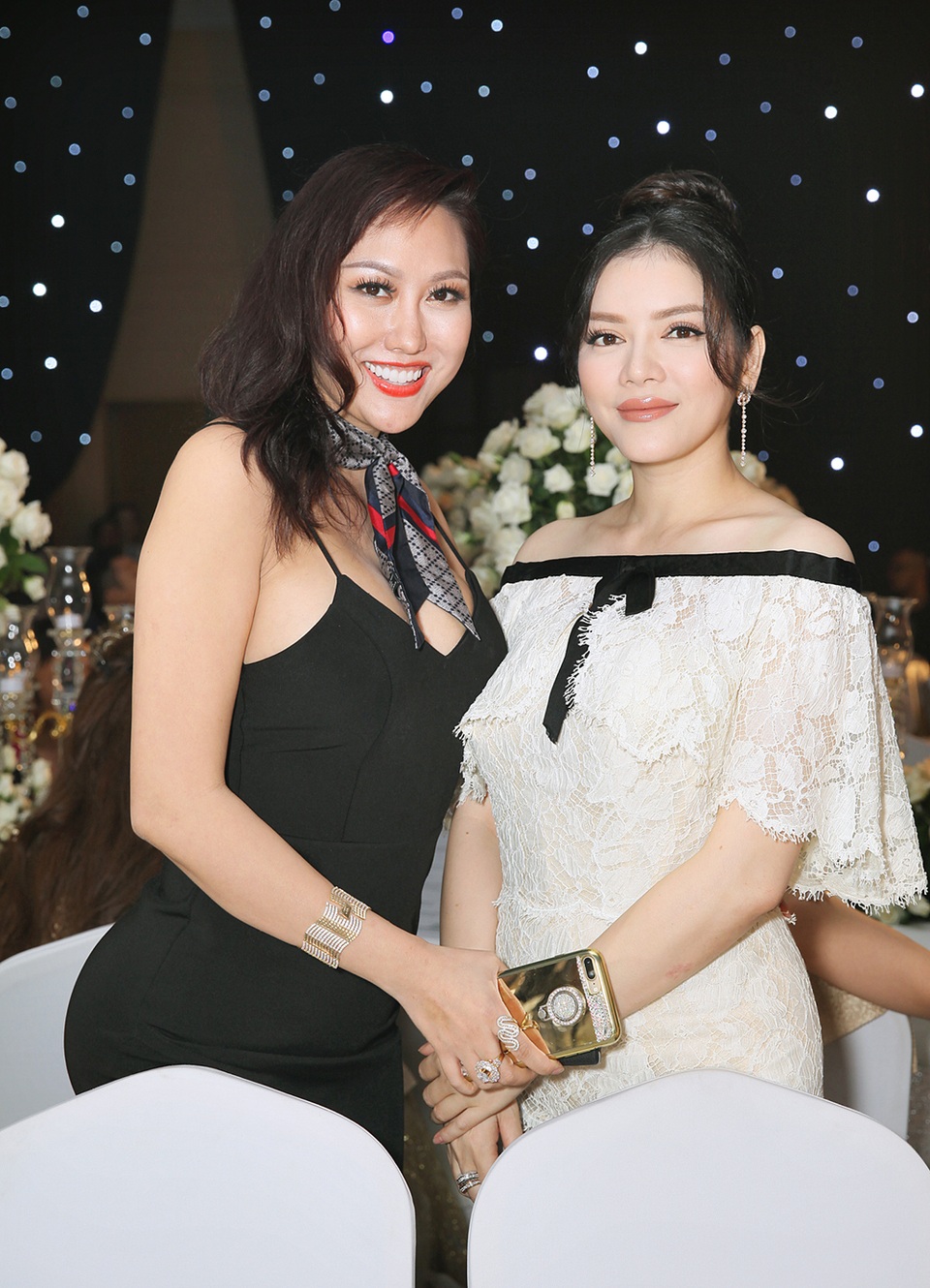 Phi Thanh Vân lộ diện 3 vòng to bất thường sau khi “nâng cấp” - 7 Phi Thanh Vân tự tin tạo dáng bên cựu đại sứ du lịch Lý Nhã Kỳ.