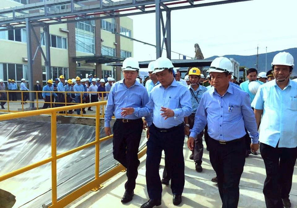 Thủ tướng làm việc tại Formosa: Không an toàn, không sản xuất! - 1 Thủ tướng Nguyễn Xuân Phúc thị sát hệ thống các công trình xử lí nước thải công nghiệp của FHS sáng ngày 24/7.