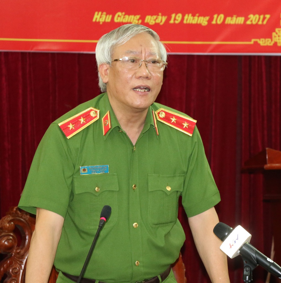 Con gái thuê đốt xe khiến cha tử vong: Mối quan hệ gia đình phức tạp - 5
Trung tướng Nguyễn Công Sơn chủ trì buổi họp báo