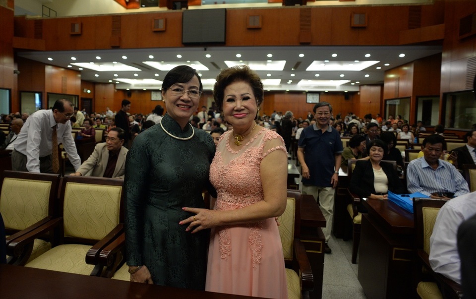 Đa dạng hóa các hoạt động để phát huy nguồn lực, tri thức của kiều bào - 6
Chủ tịch HĐND TPHCM Nguyễn Thị Quyết Tâm chụp ảnh kỷ niệm cùng kiều bào.