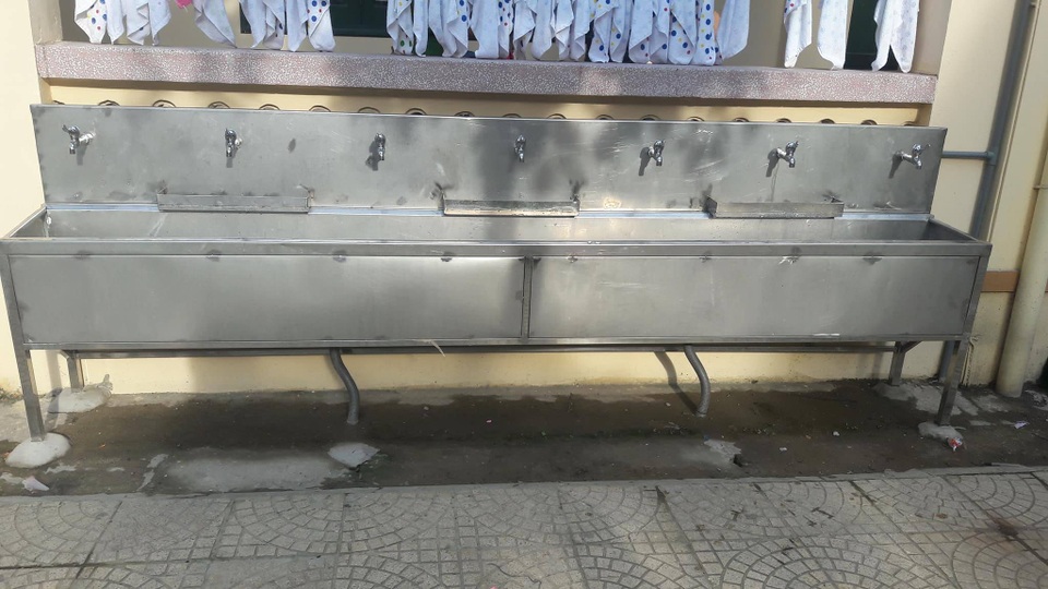 Học sinh trái tuyến bị “ép” đóng khoản “ủng hộ trái tuyến”? - 1 Chậu inox phục vụ học sinh được trường mua với giá 11 triệu đồng từ tiền xã hội hóa