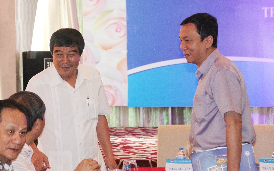 “VFF rất cần những ý kiến đóng góp thẳng thắn vì bóng đá Việt Nam” - 1 PCT VFF Nguyễn Xuân Gụ (đứng bên trái) trăn trở với những việc chưa làm được của bóng đá Việt Nam (ảnh: Trọng Vũ)
