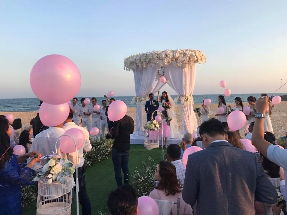 Những đám cưới "gây sốt" của sao Việt trong năm 2017 - 5 Lễ cưới của diễn viên Nguyệt Ánh được tổ chức vào buổi chiều trên bãi biển vô cùng lãng mạn và phần tiệc tối diễn ra trong khuôn viên resort 5 sao.