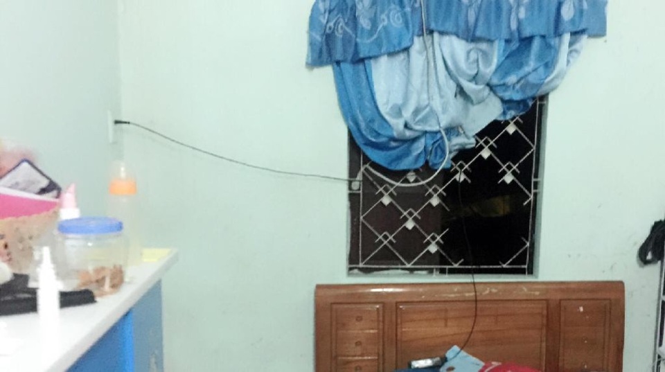 Nhà phóng viên tại Huế bị trộm cắt cửa sắt đột nhập - 1 Cửa sổ bị cắt khung sắt - nơi kẻ trộm lẻn vào lấy 1 máy tính xách tay và 2 điện thoại của anh H. - phóng viên báo Pháp luật Plus tại Huế