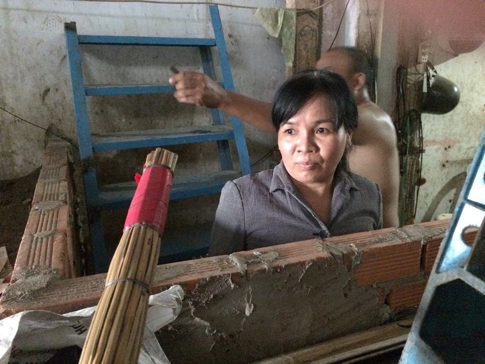 Bà Nguyễn Thị Vân ở số 606 Kinh Dương Vương phải bắc thang để lên xuống nhà mình