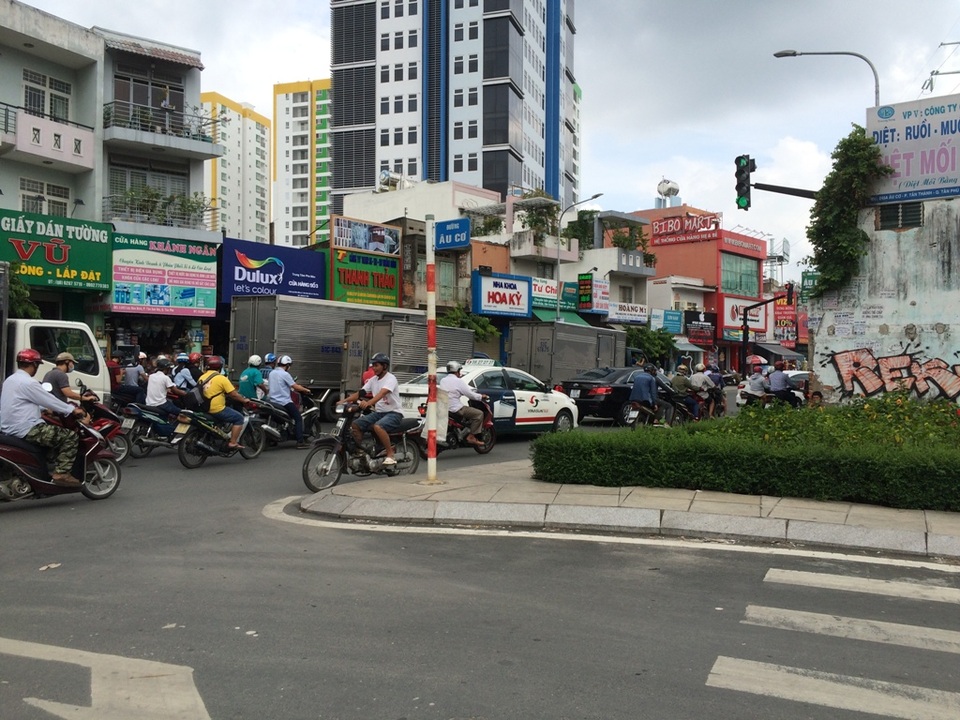 Ngôi nhà 3 mặt tiền "hiên ngang" giữa điểm nóng giao thông Sài Gòn - 8 Để thuận lợi cho giao thông, một con đường được mở để phương tiện từ Lũy Bán Bích rẽ phải vào đường Âu Cơ