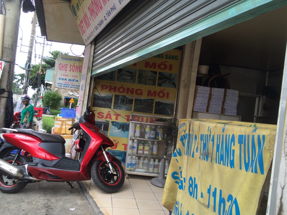 Ngôi nhà 3 mặt tiền "hiên ngang" giữa điểm nóng giao thông Sài Gòn - 2 Chủ nhân ngôi nhà cho thuê mặt bằng bán thủy sản và thuốc diệt mối