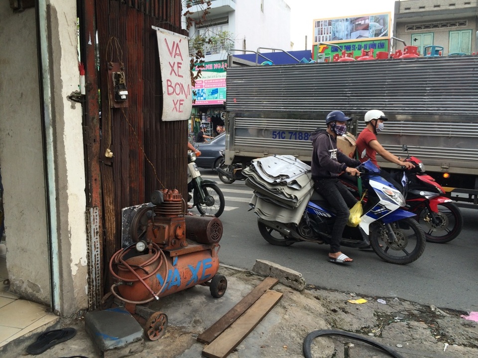 Ngôi nhà 3 mặt tiền "hiên ngang" giữa điểm nóng giao thông Sài Gòn - 3 Một góc nhỏ được đặt máy bơm xe cho khách qua đường