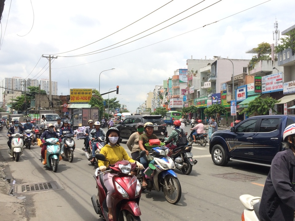 Ngôi nhà 3 mặt tiền "hiên ngang" giữa điểm nóng giao thông Sài Gòn - 5 Tuyến đường Lũy Bán Bích – Tân Hóa dài 4,8km được mở rộng lên 23m, trong đó lòng đường rộng 15m cho 4 làn xe lưu thông. Nguồn vốn thực hiện dự án từ nguồn vốn dư tiết kiệm ở dự án nâng cấp đô thị kênh Tân Hóa – Lò Gốm.