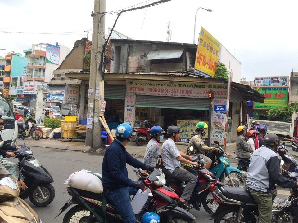 Ngôi nhà 3 mặt tiền "hiên ngang" giữa điểm nóng giao thông Sài Gòn - 7
Nhiều người đi đường tỏ ra bất ngờ vì có ngôi nhà lạ nằm ở ngã 3 đường