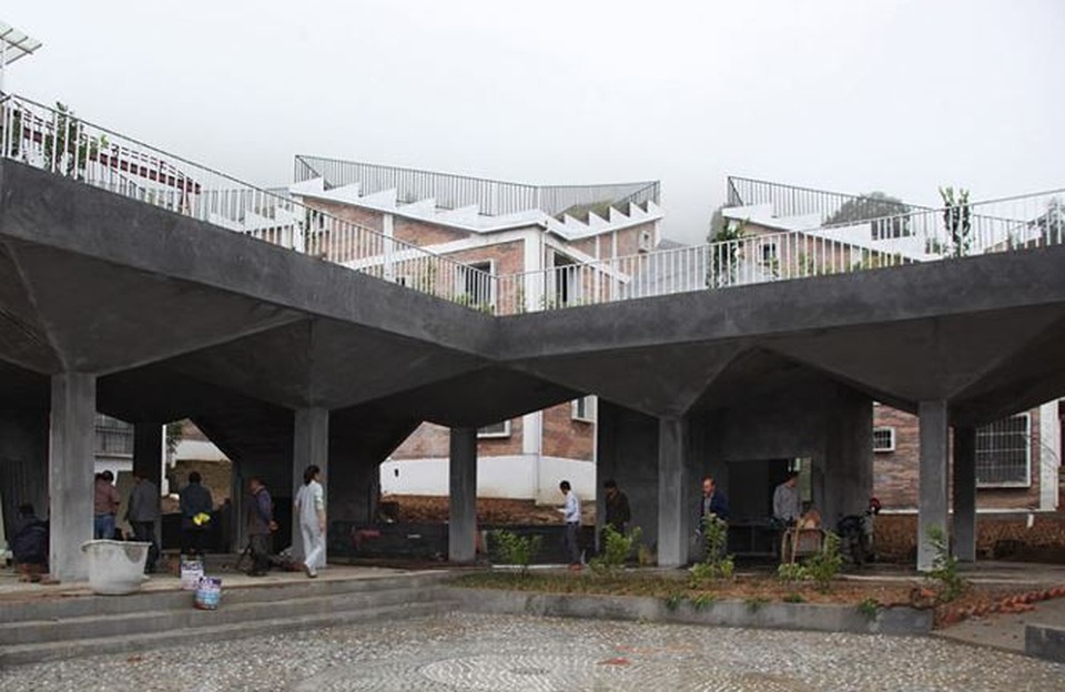 Phía dưới mỗi ngôi nhà được thiết kế là nơi buôn bán trao đổi hàng hóa, các sản phẩm mà người dân thu hoạch được.