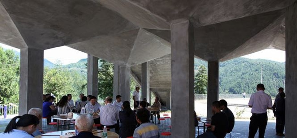 Cảnh trao đổi mua bán tấp nập như ở các khu chợ