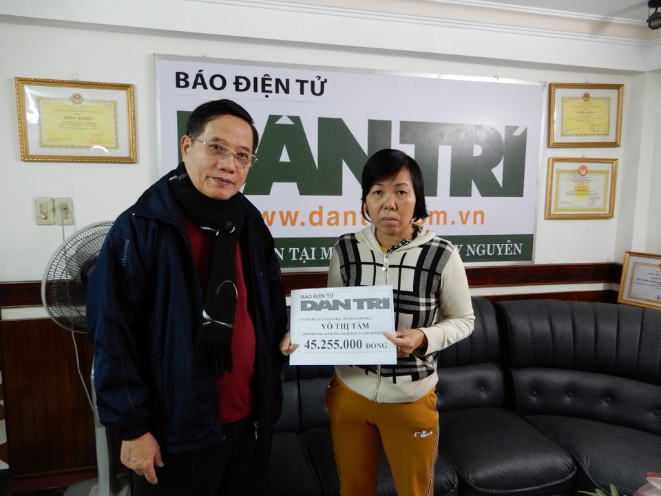 Hơn 54 triệu đồng đến với nữ sinh viên mắc bệnh ung thư máu - 1 Nhà báo Đình Hòa, Trưởng đại diện Văn phòng báo Dân trí tại Đà Nẵng trao tiền cho bà Võ Thị Tám