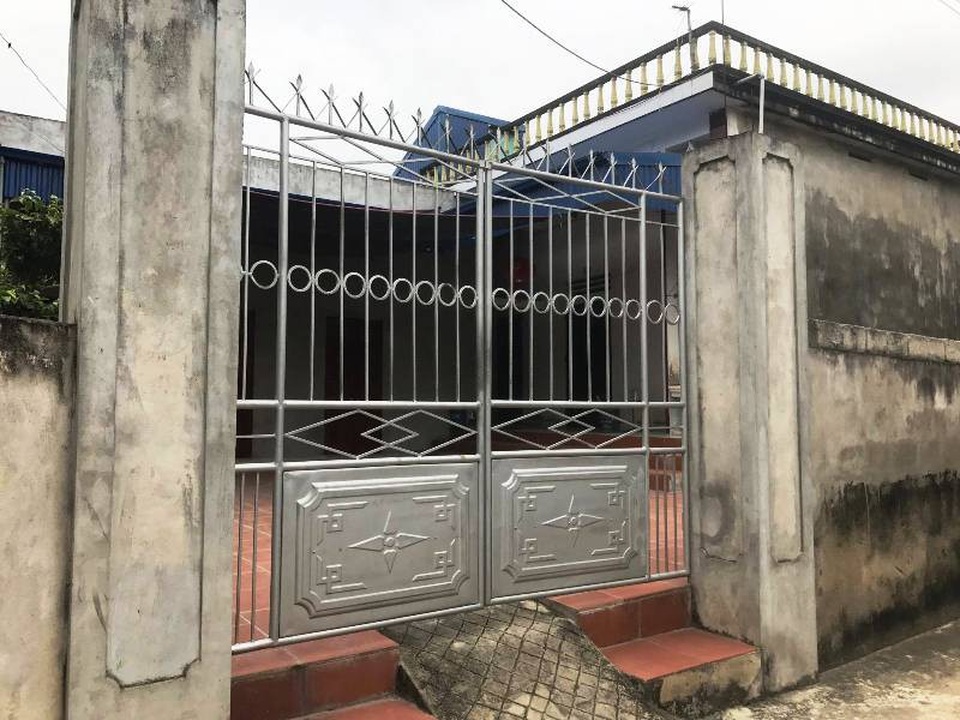 Vụ bé gái bị bạo hành: Gia đình người giúp việc xin tha thứ - 2
Hai ngày nay sau khi biết chuyện người nhà bà Hàn đã bắt xe lên Phủ Lý để giải quyết nên thường xuyên khóa cửa.