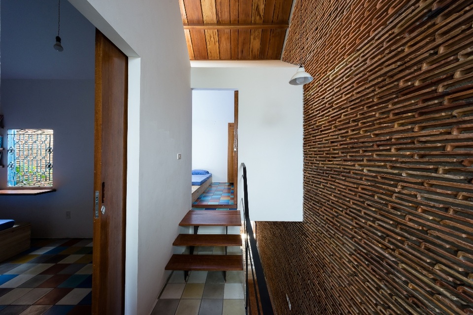 
Các lối đi được thiết kế vô cùng khéo léo. Tường gạch có chức năng giúp ngôi nhà vẫn ấm vào ban đêm và mát mẻ suốt những ngày nắng.
