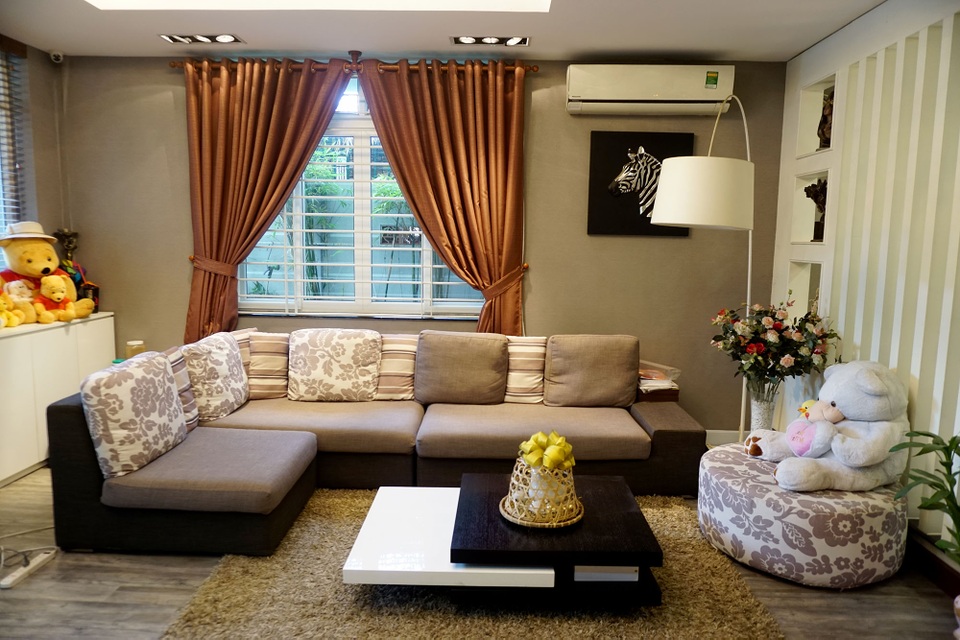 Cận cảnh chốn đi về bình yên "xanh mát" của ca sĩ Cao Thái Sơn - 8
Phòng khách được bài trí khá đơn giản và là nơi được dùng làm phòng giải trí của gia đình