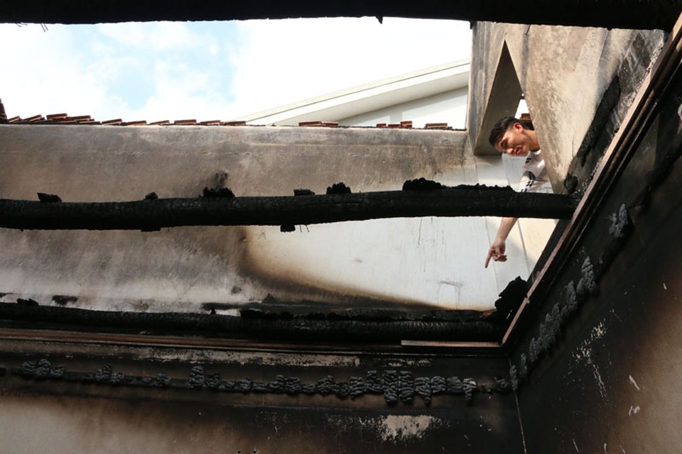 Cứu sống 2 đứa trẻ đang ngủ trong căn nhà cháy - 1
Hai đứa con của chị Sen may mắn được cứu sống khi đang ngủ trong căn nhà cháy.