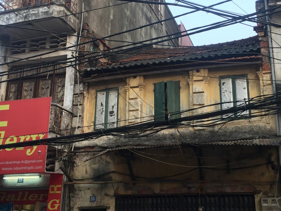 Thấp thỏm trong những ngôi nhà "chờ sập" giữa Thủ đô - 10 Căn nhà 25 phố Hàng Quạt nhìn khá lụp xụp, yếu ớt và hoang tàn. Dưới tầng 1, UBND phường Hàng Gai đã phong tỏa và dán công văn yêu cầu các hộ dân đang kinh doanh hoặc cư trú tại đây di dời, đồng thời tháo dỡ những phần nguy hiểm của căn nhà.