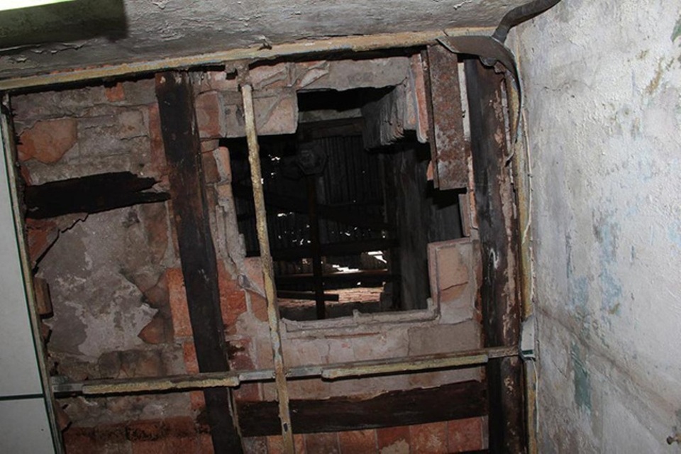 Thấp thỏm trong những ngôi nhà "chờ sập" giữa Thủ đô - 11
Ngôi nhà số 62 Hàng Quạt được xây dựng hàng trăm nay, hiện cũng đang xuống cấp ở mức độ nguy hiểm, có thể sụp đổ bất cứ lúc nào, gây nguy hiểm tính mạng và tài sản cho các hộ dân. Mái nhà bị thủng nên thường xuyên gây dột khi có mưa lớn.