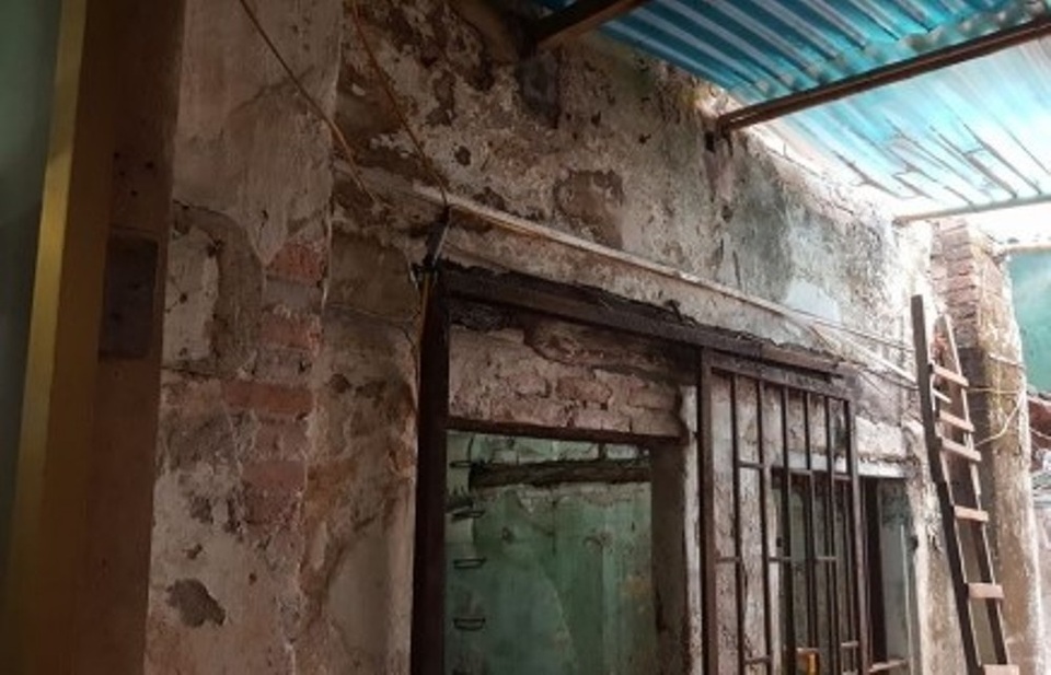 Thấp thỏm trong những ngôi nhà "chờ sập" giữa Thủ đô - 12 Tường nhà bong tróc, mục ruỗng khá nhiều.