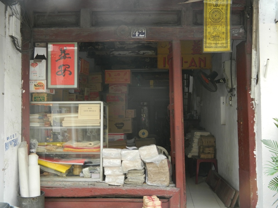 Thấp thỏm trong những ngôi nhà "chờ sập" giữa Thủ đô - 13 Nằm giữa phố Hàng Cân, căn nhà số 42 mang trong mình nét đẹp của một thời Hà Nội đã lùi xa vào quá khứ. Căn nhà này có “tuổi đời” đã 115 năm, chứng kiến sự lớn lên và trưởng thành của 5 thế hệ.